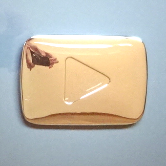 Youtubeチャンネル登録者10万人の賞品 銀の再生ボタンの楯 がもらえる事に Mitchie Mのブログ
