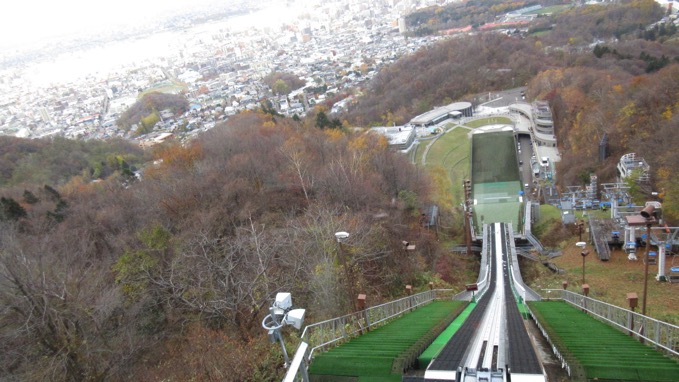 大倉山 三角山縦走登山 ジャンプ競技場展望台からの眺めが迫力あり 北海道札幌市 Mitchie Mのブログ